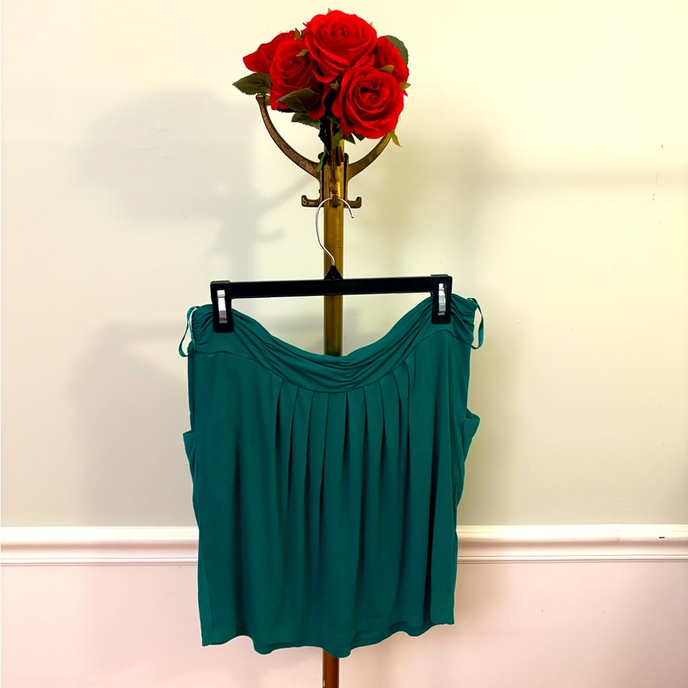 BCBGMaxAzria pleaded green mini skirt with pockets size large